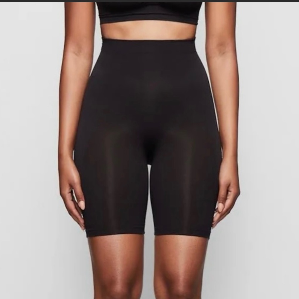 Skims XXS / XS core controlled short mid thigh